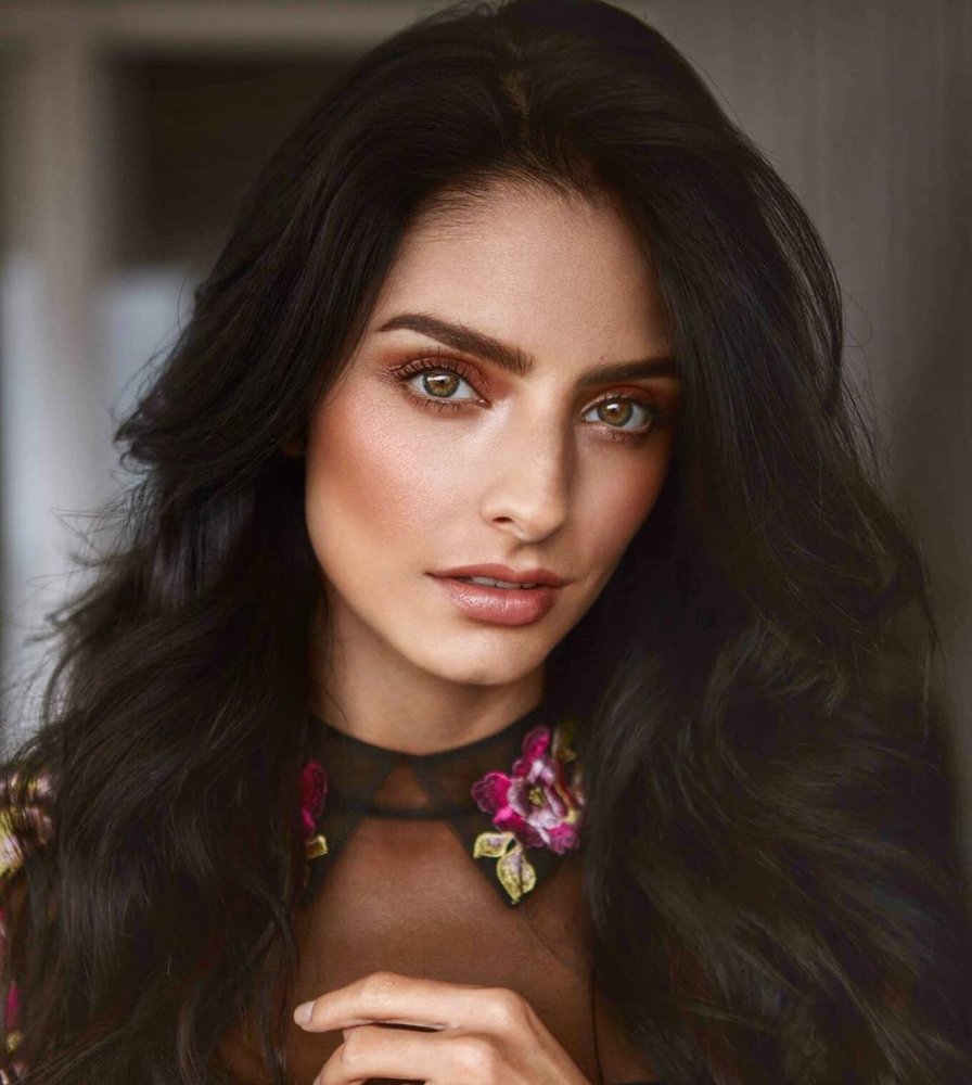 Aislinn Derbez